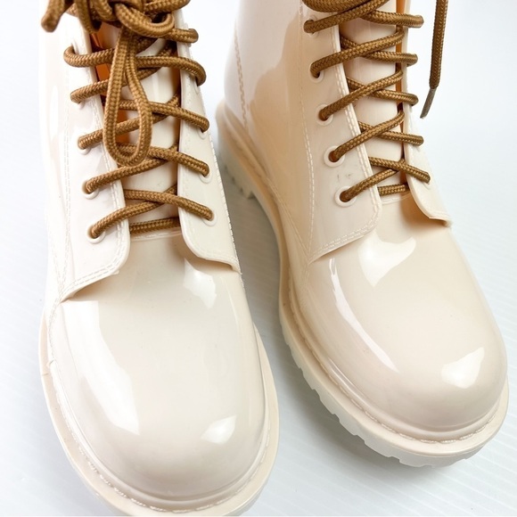 Kenneth Cole Women's size 10 Rain Lace Up Cozy Boot White/Cream - Picture 7 of 11